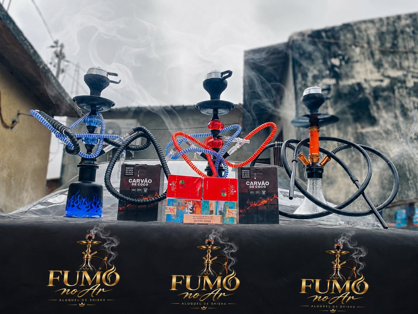 Três shishas Fumo no Ar preparadas para aluguer, com carvão e acessórios
